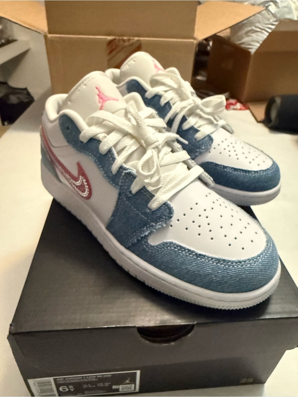 Jordan Low-Top Sneakers - White / Light Blue / Pink